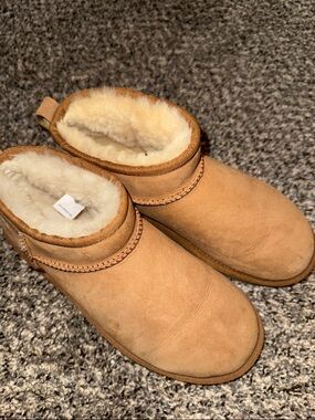 UGG Mini Size 8 Chestnut Suede Shearling-Lined Ankle Boots (Excellent Condition)